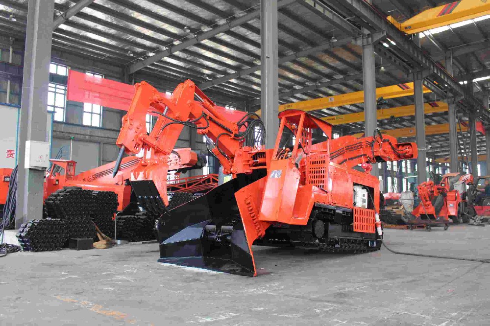 扒渣機履帶式和輪式有什么區別?襄陽廠家如何選擇?