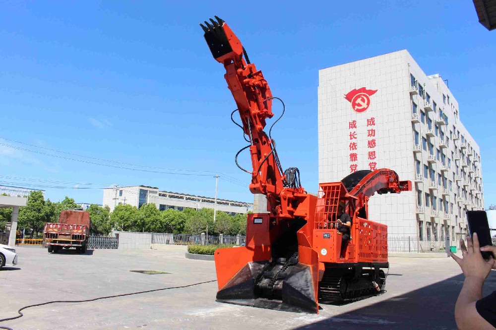 宜賓礦山里新一代年輕工人操作微型扒渣機是什么體驗